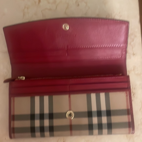 Burberry Vintage Authentic wallet. Chain and insert included . Plaid and Red - Picture 3 of 9